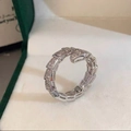 Nahaufnahme eines eleganten Schlangenrings aus Silber mit glänzendem Zirkon-Besatz - Silber