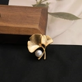 Elegante spilla a foglia di ginkgo dorata con dettaglio di perla d'acqua dolce bianca - Stile a Doppia Foglia di Ginkgo
