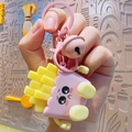 Simpatico portachiavi a forma di patatine rosa e gialle con campanellino e gancio a scatto - Patatine Luminose-Rosa