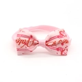 Dettaglio del farfallino rosa per cani con cuori rossi e stampa di San Valentino - Stile 6-Cuori Rosa Rossi