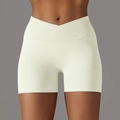 Dettaglio di pantaloncini yoga a vita alta con fascia incrociata in tessuto crema - Taglia S / Pantaloni e gonne / Bianco Latte