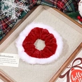 Dettaglio di elastico in velluto rosso e finta pelliccia bianca con decori natalizi - Scrunchie di Natale - Bordo in Peluche Rosso / Rosso
