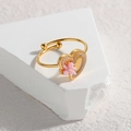 Anillo abierto dorado con corazón en relieve acrílico y flor rosa sobre piedra - Flor de Corazón (R782-hdax)