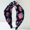 Detailansicht eines floralen Knotenstirnbands mit rosa Blumenmuster auf Schwarz - Schwarz