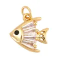 Détail d'un pendentif poisson en laiton doré avec zircons baguette et œil noir brillant - K642961-Gold Fish