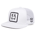 Dettaglio del cappello trucker bianco con ricamo smiley nero stile street fashion - Bianco