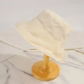 Eleganter Fischerhut aus plissiertem Tüll in Cremeweiß für stilvollen Sommersonnenschutz - 56-58cm (Verstellbar) / Beige