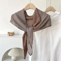 Écharpe en lin bicolore marron et gris avec bordure en dentelle sur un cintre - Bloc De Couleur (Gris Café) / Gris Café