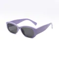 Gafas de sol retro Y2K lavanda con lentes gris oscuro en una vista de 45 grados - Montura Púrpura Lente Gris
