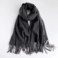 Sciarpa grigio scuro effetto cashmere con frange piegata su sfondo bianco puro - grigio scuro