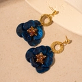 Detailopname van donkerblauwe harsbloemblaadjes met goudgehamerde ringen op steen - Legering/Hars/Zilveren Pin / Blauwe Bloem
