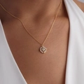 Collana con ciondolo a bussola dorata con zirconi bianchi indossata da una modella - Oro