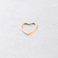 Vista detallada de un anillo de corazón hueco dorado con acabado metálico pulido - 13*15mm / Oro de 18K