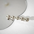 Dettaglio ravvicinato di un fermaglio per capelli in metallo argento con design a catena - Argento