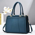 Sac à main bleu paon en cuir grainé avec détails dorés et coutures en forme de V - Bleu