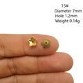 Calotte de fleur dorée de 7mm pour bijoux DIY, présentée sur le bout du doigt - Floral à Texture Granulée (15#)