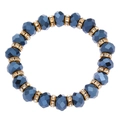 Nahaufnahme von dunkelblauem Kristallarmband mit goldenen Zwischenstücken und Straß - Schwarz