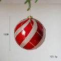 Rode kerstbal van 15cm met zilveren glitterspiralen aan een groene dennentak - 15cm Rood