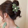 Eleganter grüner Organza-Blumen Haarklammer mit Perle im Haar einer Frau - Grüne Perlen-Mitte Haarklammer