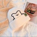 Winter-Strickmütze in Weiß mit Bären-Stickerei und grünem Smiley-Aufnäher - Einheitsgröße / Weiß