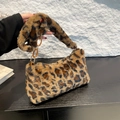 Schultertasche mit Leopardenmuster und bernsteinfarbener Kette aus Plüsch - Brauner Leopard