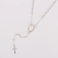 Primer plano de un collar de rosario de plata con medalla de la Virgen María y crucifijo - Plateado
