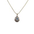 Collana malocchio dorata con pendente a goccia e zirconi colorati su sfondo bianco - Bianco