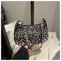 Gros plan du sac bandoulière léopard avec fermoir papillon en métal doré vintage - Imprimé Léopard Noir