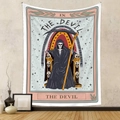 Gros plan détaillé de la tenture tarot Le Diable avec un squelette et une faux sur le mur - GT220548 (The Devil/IX)