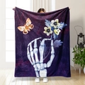 Coperta in flanella viola con mano di scheletro che tiene fiori e stampa a farfalla - Stile Mano di Scheletro Fiore Farfalla Viola Scuro (71033-22)