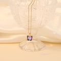 Detailaufnahme einer Goldkette mit einem lilafarbenen Kristallschmetterlings-Anhänger - Helllila