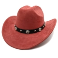 Détail d'un chapeau de cow-boy en daim rouge brique avec bandeau en cuir clouté et perles - Couleur caramel