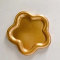 Goldenes sternförmiges Schmucktablett und Requisite in glänzendem Metalldesign - Goldene Blume