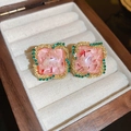 Dettaglio macro di orecchini vintage con resina rosa, foglia oro e gemme verdi intarsiate - Orecchini a Lobo Quadrati con Strass e Fiore Eterno in Resina (Perno S925)