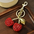 Portachiavi a ciliegia con cristalli rossi e anello dorato su vassoio in legno - Ciliegia con strass rosso oro