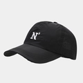 Vista detallada de gorra negra de secado rápido con bordado N y ventilación láser - Ajustable / Negro