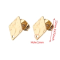 Perno per orecchino geometrico dorato a rombo con trama martellata e misure indicate - Rombo / Oro