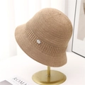 Chapeau bob en tricot camel pour femmes avec motif rayé sur un support doré chic - M (56-58cm) / Khaki