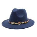 Détail d'un chapeau fedora bleu marine avec ruban décoratif à perles colorées ethniques - Bleu marine