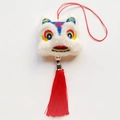 Vue détaillée de la tête de lion en peluche blanche avec de longs glands en soie rouge - Lion de Fortune / Bleu et Blanc