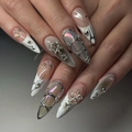 Unghie finte a mandorla lunghe con stelle metalliche 3D e stile estetico Y2K moderno - DS23 Stella Metallica Y2K + Set di Colla Gelatina Nera