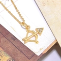 Collana con ciondolo ad arco e freccia dorata con pietre di zirconi cubici bianchi - Ciondolo Arco e Freccia Oro (ZYN-DMK635G-A10)