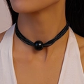 Detalle de gargantilla negra de varias capas con un gran colgante de esfera pulida - Collar / Negro
