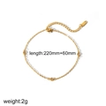Detail eines minimalistischen, 18K vergoldeten Edelstahl-Fußkettchens mit Maßen - Dreifach-Rundball Minimalistisches Fußkettchen (TA8034) / Gold