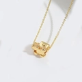 Collana minimalista in oro con ciondolo a forma di locomotiva a vapore vintage su bianco - Treno