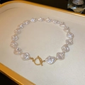 Collana di perle barocche con elegante filo di perle irregolari e chiusura a OT oro - Stile Chiusura OT Irregolare Barocca Bianca