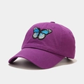 Primer plano de una gorra de béisbol de algodón púrpura con bordado de mariposa azul - Ajustable / Morado