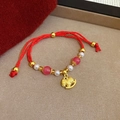 Dettaglio del bracciale in corda rossa intrecciata con ciondolo pony dorato e perle - Stile Cavallo Dorato con Perla Rosa Intrecciata in Corda Rossa (27#)