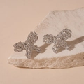 Makro-Detail von Schmetterlings-Ohrringen mit funkelnden Zirkonia auf weißem Stein - Silberne Zirkon Schmetterling Ohrstecker / Silber