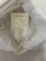Elegante pinza para el pelo de camelia blanca en organza con tarjeta expositora - Blanco Roto